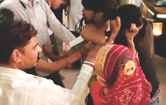 दुष्कर्म के आरोपी को पकड़ने गई पुलिस पर हमला