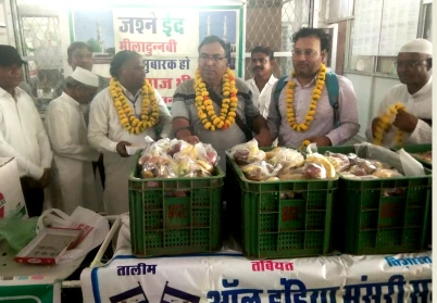 भीलवाड़ा में ईद मिलादुन्नबी पर मंसूरी समाज का फल वितरण