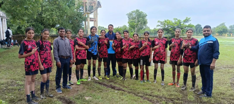 गवारडी की छात्राओं ने फुटबॉल में जिला चैंपियनशिप जीती