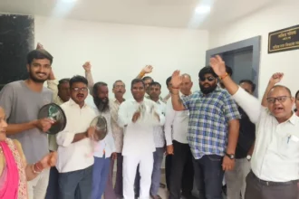 भीलवाड़ा में UIT के बाहर अनोखा विरोध प्रदर्शन