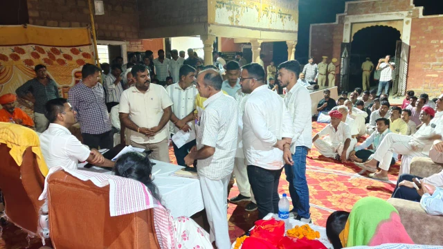 जैसलमेर में कलक्टर ने ग्रामीणों की समस्याएं सुनीं