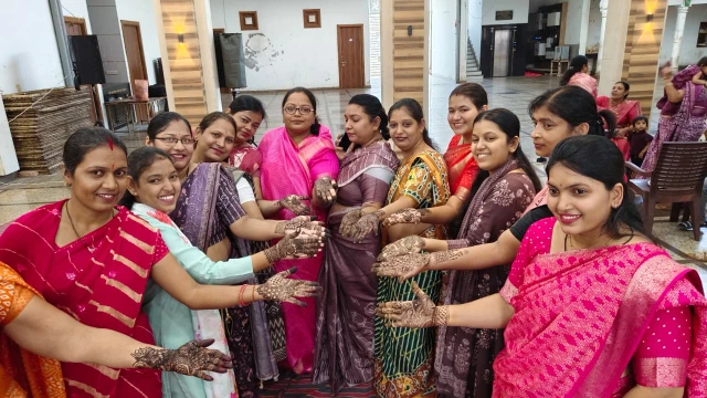 बाड़मेर में महिलाओं और बालिकाओं के लिए मेहंदी प्रतियोगिता का आयोजन