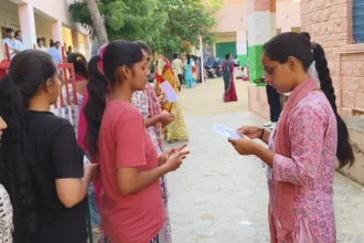 बाड़मेर में चपरासी परीक्षा के दौरान कड़ी जांच, कई अभ्यर्थी रह गए बाहर