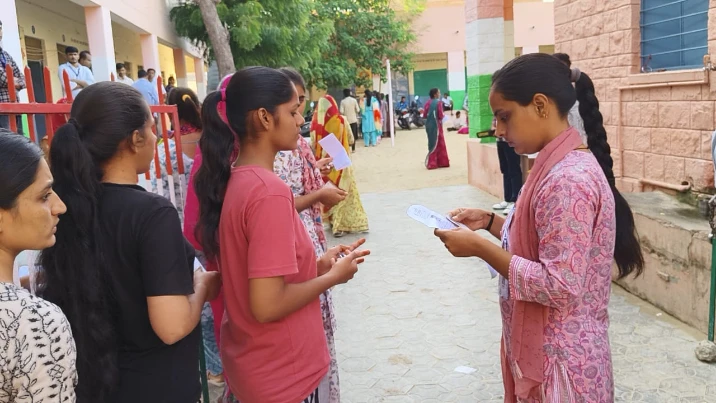 बाड़मेर में चपरासी परीक्षा के दौरान कड़ी जांच, कई अभ्यर्थी रह गए बाहर