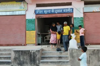 बड़गांव में राशन वितरण में तकनीकी समस्याएं, दिव्यांग राकेश परेशान