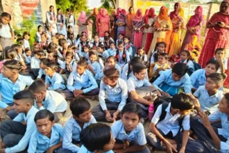 बाड़मेर में विद्यालय बंदी के खिलाफ छात्रों और ग्रामीणों का प्रदर्शन