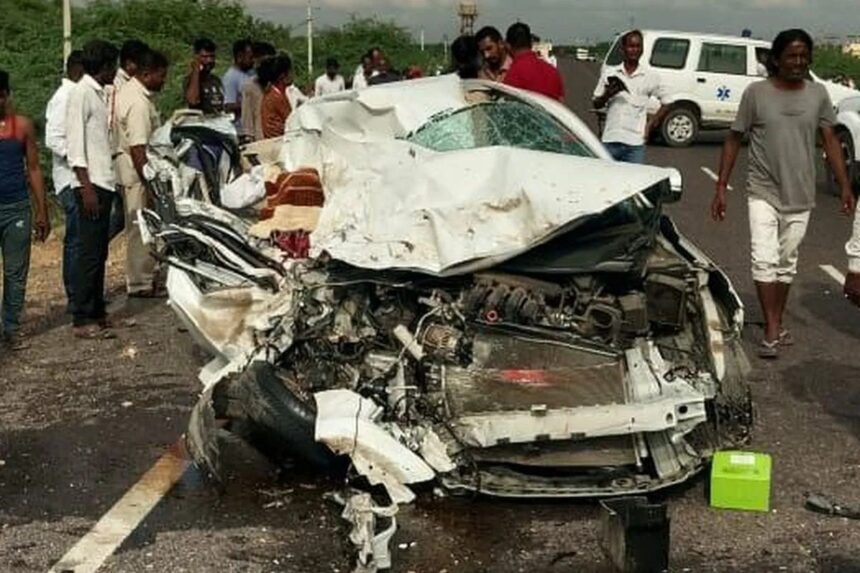 बालोतरा में बस और कार की टक्कर में तीन की मौत, 25 घायल