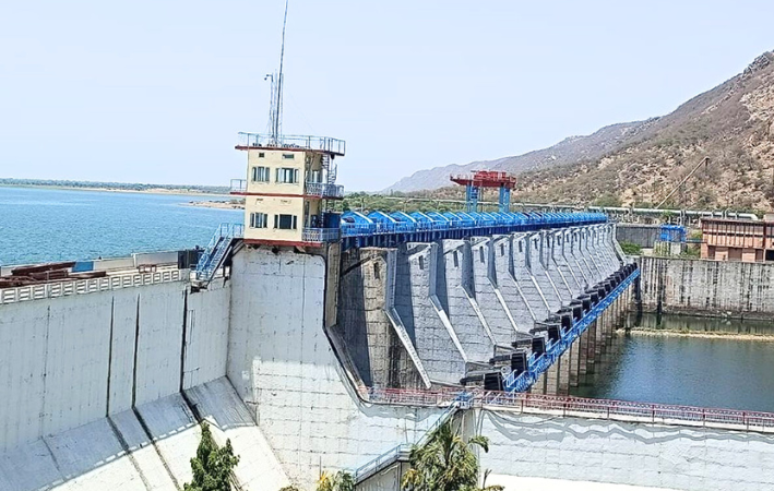 सोने की कीमतें नई ऊंचाई पर पहुंची, चांदी स्थिर