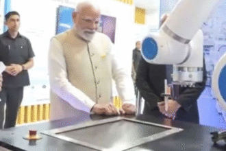 सेमीकॉन इंडिया में मोदी का दौरा, माइक्रॉन के स्टॉल पर देखी मेड इन इंडिया चिप सेमीकॉन इंडिया में मोदी का दौरा, माइक्रॉन के स्टॉल पर देखी मेड इन इंडिया चिप