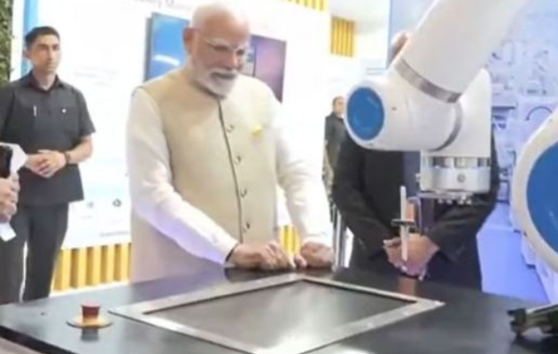 सेमीकॉन इंडिया में मोदी का दौरा, माइक्रॉन के स्टॉल पर देखी मेड इन इंडिया चिप सेमीकॉन इंडिया में मोदी का दौरा, माइक्रॉन के स्टॉल पर देखी मेड इन इंडिया चिप