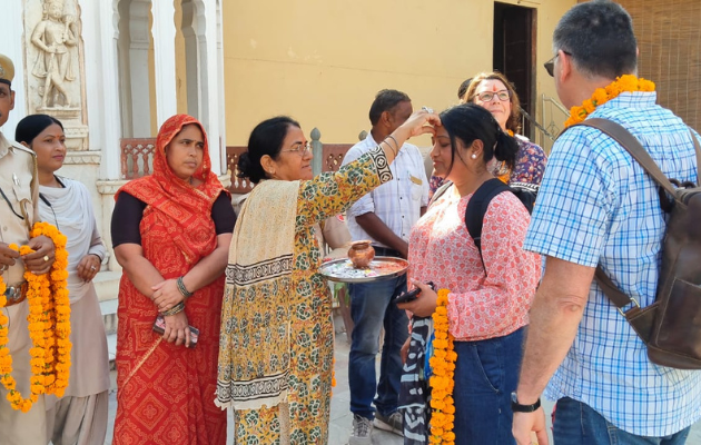 विश्व पर्यटन दिवस पर हवामहल में पर्यटकों का भव्य स्वागत विश्व पर्यटन दिवस पर हवामहल में पर्यटकों का भव्य स्वागत
