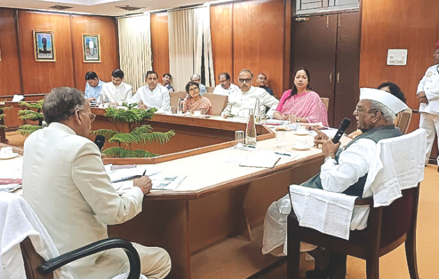 राज्यपाल ने शिक्षकों से की बातचीत, शिक्षा में सुधार की आवश्यकता