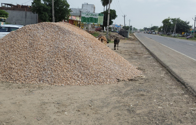 सड़कों पर रेत और गिट्टी के ढेर बन रहे हैं जानलेवा खतरा