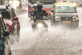 मुंबई और पुणे में बारिश से जनजीवन प्रभावित, सड़कें जलमग्न