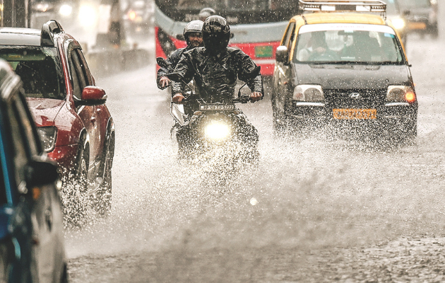 मुंबई और पुणे में बारिश से जनजीवन प्रभावित, सड़कें जलमग्न