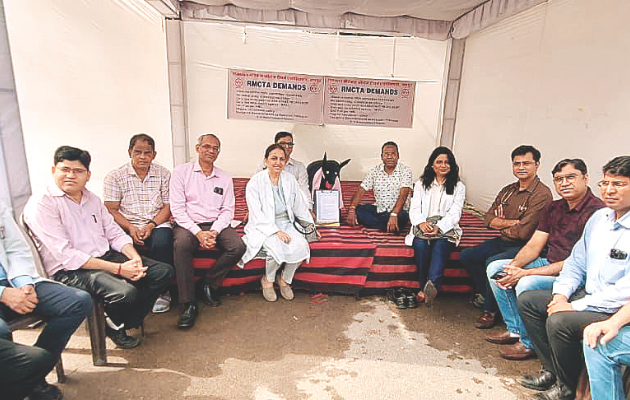 चिकित्सा शिक्षा में लैटरल एंट्री के खिलाफ एसएमएस मेडिकल कॉलेज में अनशन