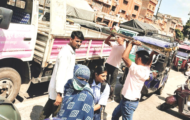 जयपुर नगर निगम ने अतिक्रमणों पर की कार्रवाई, सामान जब्त