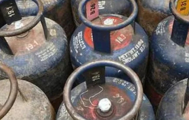 कॉमर्शियल गैस सिलेंडर की कीमतों में कमी, घरेलू सिलेंडर के दाम स्थिर
