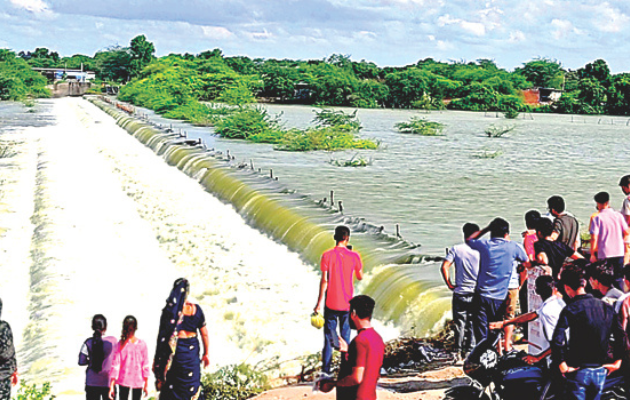 पुलिया पार करते समय कार बहने से युवक की मौत