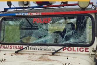 राजस्थान में पुलिस पर हमला, वर्दी फटी और मोबाइल छीना गया
