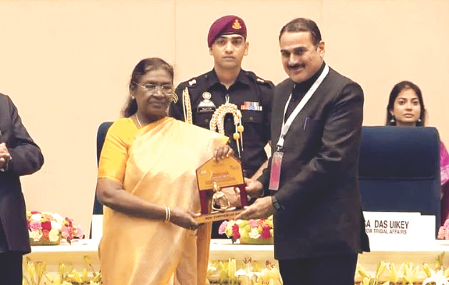 राष्ट्रपति मुर्मु ने कुंजीलाल मीणा को ऐतिहासिक उपलब्धि के लिए सम्मानित किया