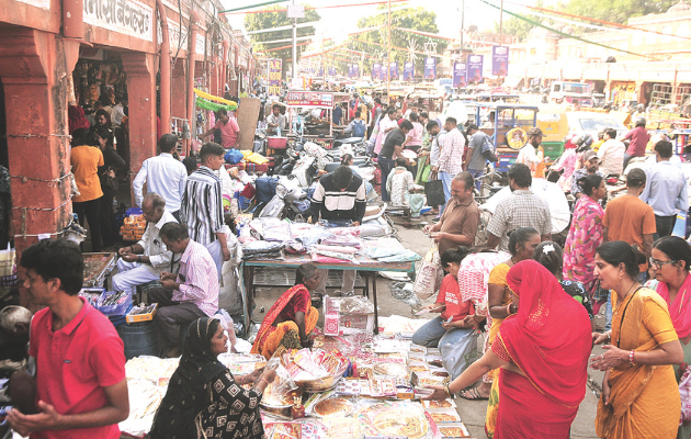 दीपोत्सव की शुरुआत: अच्छे मानसून और जीएसटी कटौती से बढ़ी खरीदारी दीपोत्सव की शुरुआत: अच्छे मानसून और जीएसटी कटौती से बढ़ी खरीदारी