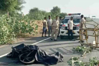 बेटे की मौत की खबर सुन मां का निधन, युवक का जला शव मिला