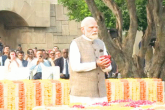 गांधी जयंती पर प्रधानमंत्री मोदी ने बापू को श्रद्धांजलि अर्पित की गांधी जयंती पर प्रधानमंत्री मोदी ने बापू को श्रद्धांजलि अर्पित की