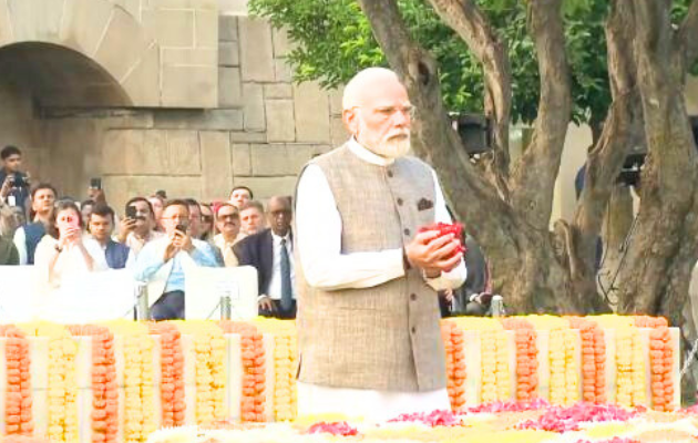 गांधी जयंती पर प्रधानमंत्री मोदी ने बापू को श्रद्धांजलि अर्पित की