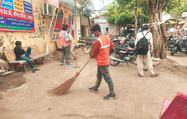 गोविंद देव जी मंदिर परिसर में विशेष सफाई अभियान का आयोजन