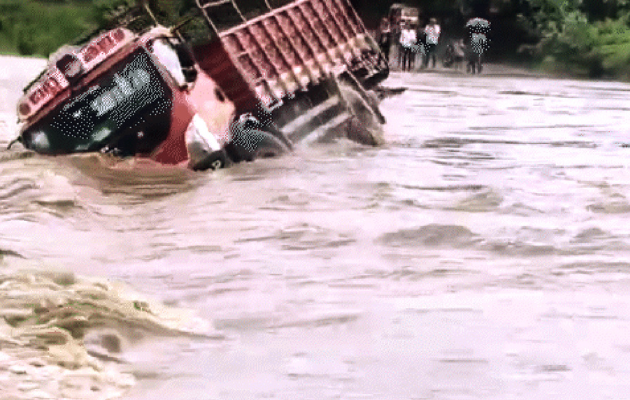 आंध्र प्रदेश में मोंथा तूफान से भारी नुकसान, 2 की मौत