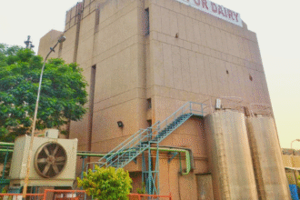 डेयरी संघों को आर्थिक संकट का सामना करना पड़ रहा है