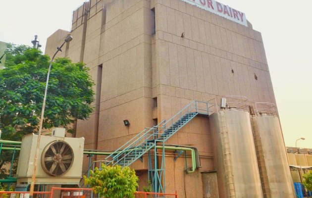 डेयरी संघों को आर्थिक संकट का सामना करना पड़ रहा है