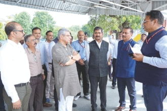 रेल मंत्री अश्विनी वैष्णव ने अहमदाबाद मण्डल का दौरा किया