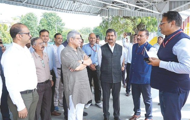 रेल मंत्री अश्विनी वैष्णव ने अहमदाबाद मण्डल का दौरा किया