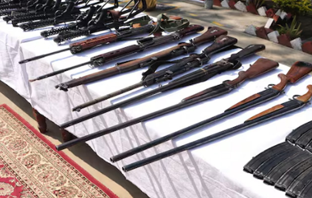 मणिपुर की पहाड़ियों से बरामद हुए हथियार और गोला-बारूद