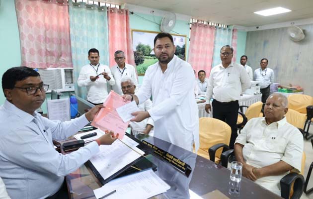 तेजस्वी यादव ने राघोपुर से नामांकन दाखिल किया