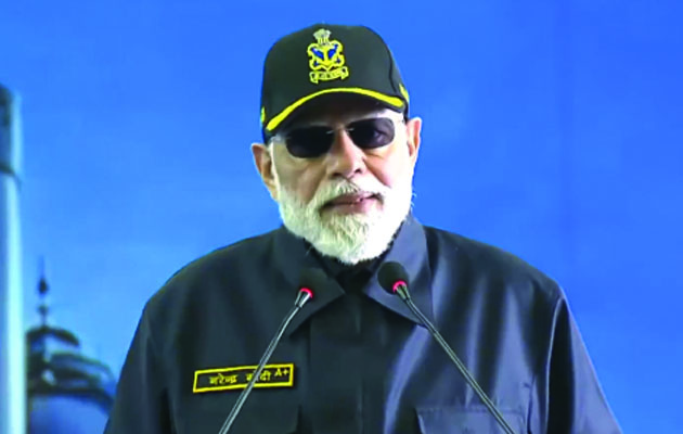 प्रधानमंत्री मोदी ने नौसेना के साथ मनाई दीपावली
