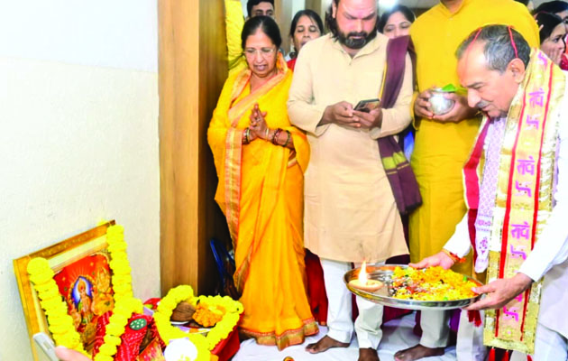 दीपावली पर मदन राठौड़ ने लक्ष्मी पूजन किया