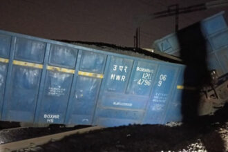 मथुरा-पलवल रेलखंड पर मालगाड़ी के पटरी से उतरने से यातायात प्रभावित