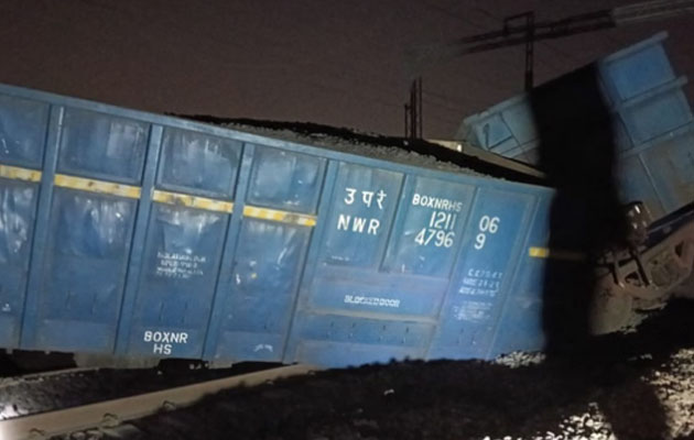 मथुरा-पलवल रेलखंड पर मालगाड़ी के पटरी से उतरने से यातायात प्रभावित