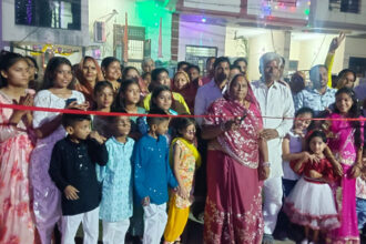 प्रभु विहार कॉलोनी में नारी शक्ति ने नई सड़क का उद्घाटन किया