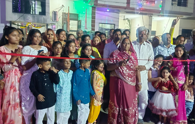 प्रभु विहार कॉलोनी में नारी शक्ति ने नई सड़क का उद्घाटन किया