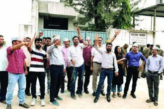दवा फैक्ट्री के बाहर आप का प्रदर्शन, बैन की मांग