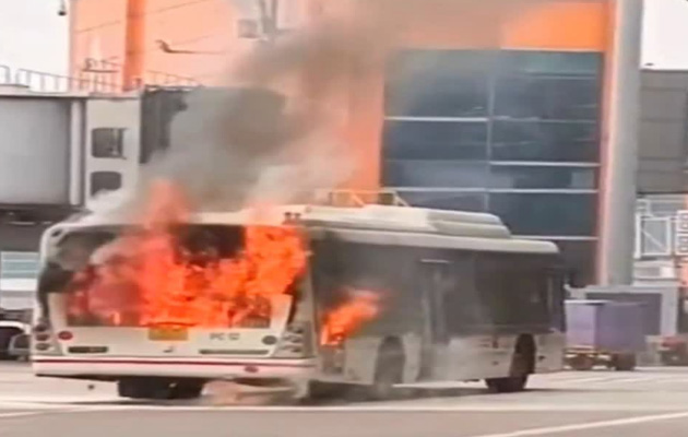 दिल्ली एयरपोर्ट पर बस में आग लगने का मामला