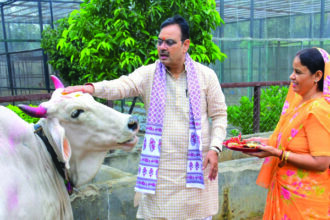 गोपाष्टमी पर मुख्यमंत्री भजनलाल शर्मा ने गौ माता की पूजा की