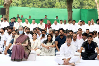 इंदिरा गांधी को श्रद्धांजलि अर्पित करते हुए खड़गे, सोनिया और राहुल