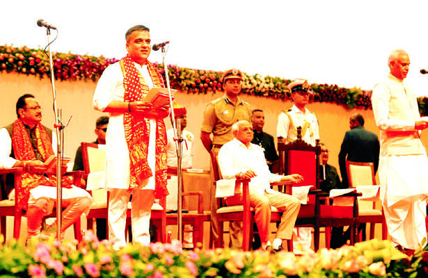 गुजरात में मंत्रिमंडल का विस्तार, 25 नए मंत्रियों ने ली शपथ