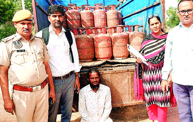 जयपुर में घरेलू गैस सिलेण्डरों की कालाबाजारी में 6 लोग गिरफ्तार