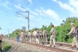 कोकराझार में रेलवे ट्रैक पर बम विस्फोट से नुकसान कोकराझार में रेलवे ट्रैक पर बम विस्फोट से नुकसान